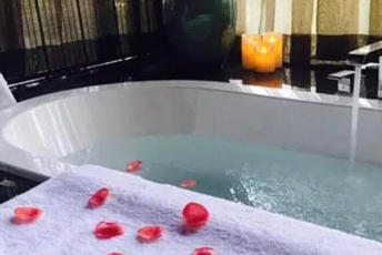 济南水疗池中的失重冥想:当身体学会漂浮